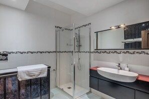 Shower, hair dryer, bidet, towels - Villa Caterina, beautiful villa with private pool a stone's throw from Rome (Roma)