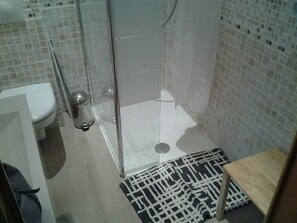 Chuveiro, secador de cabelo, toalhas de banho, sabonete