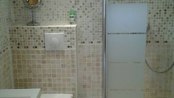 Douche, sèche-cheveux, serviettes fournies, savon