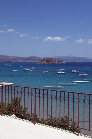 Property grounds - Sea Front Maisonette (beachfront) (Tolo, Nafplio)