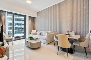 Smart TV - Dubai Marina View - 2BR APT w/ Pool & Gym (Dubai)