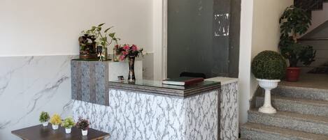 Quầy tiếp tân