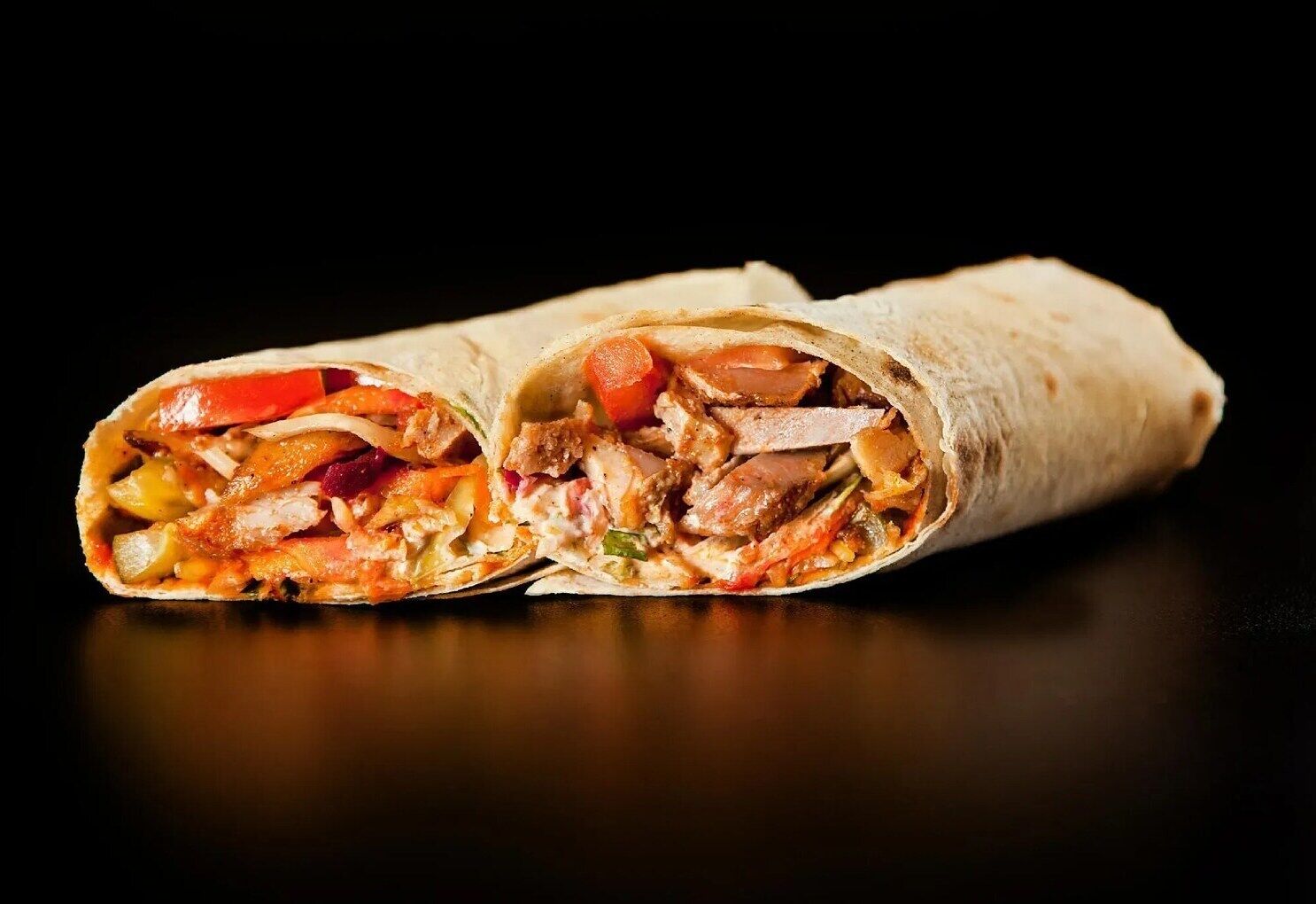 Ein halbierter Burrito, der seine Füllung zeigt.