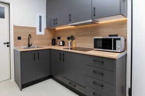 Frigorífico, microondas, placa de cocina y cafetera o tetera