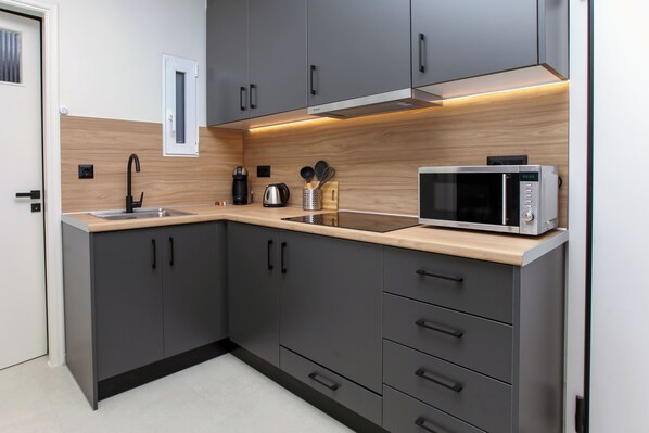 Fridge, microwave, stovetop, coffee/tea maker