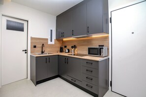 Kjøleskap, mikrobølgeovn, kokeplater og kaffetrakter/tekoker