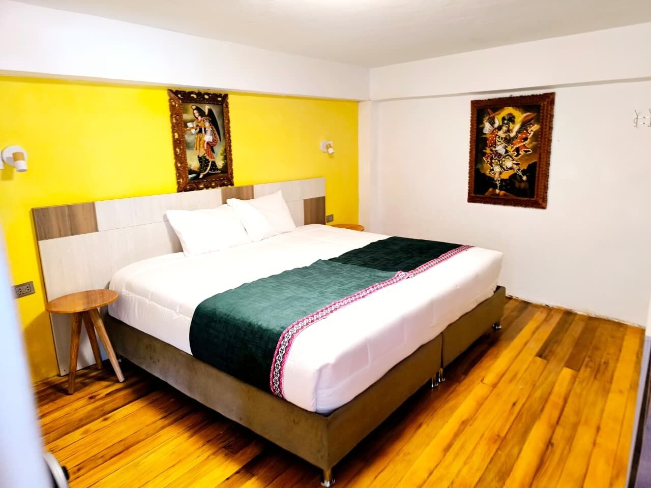 Classic Room, 1 King Bed, Non Smoking, Housekeeping | WiFi (free)