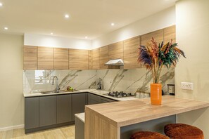 Microondas, horno y placa de cocina