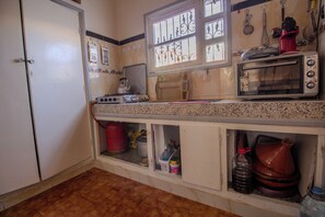 Refrigerador, horno, placa de cocina, cafetera/tetera