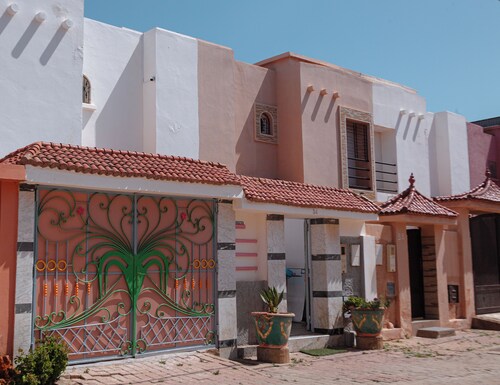 Cozy 6-rooms Beach House with  AC, WiFi & 3 Min Walk to the Shore