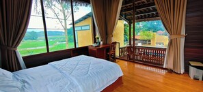 Desk, laptop workspace, blackout curtains, soundproofing - Moc Homestay & Villa (Hue)