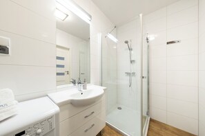 Dusche, Haartrockner, Handtücher, Toilettenpapier