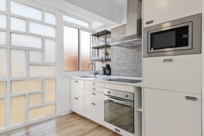 Fridge, microwave, oven, coffee/tea maker