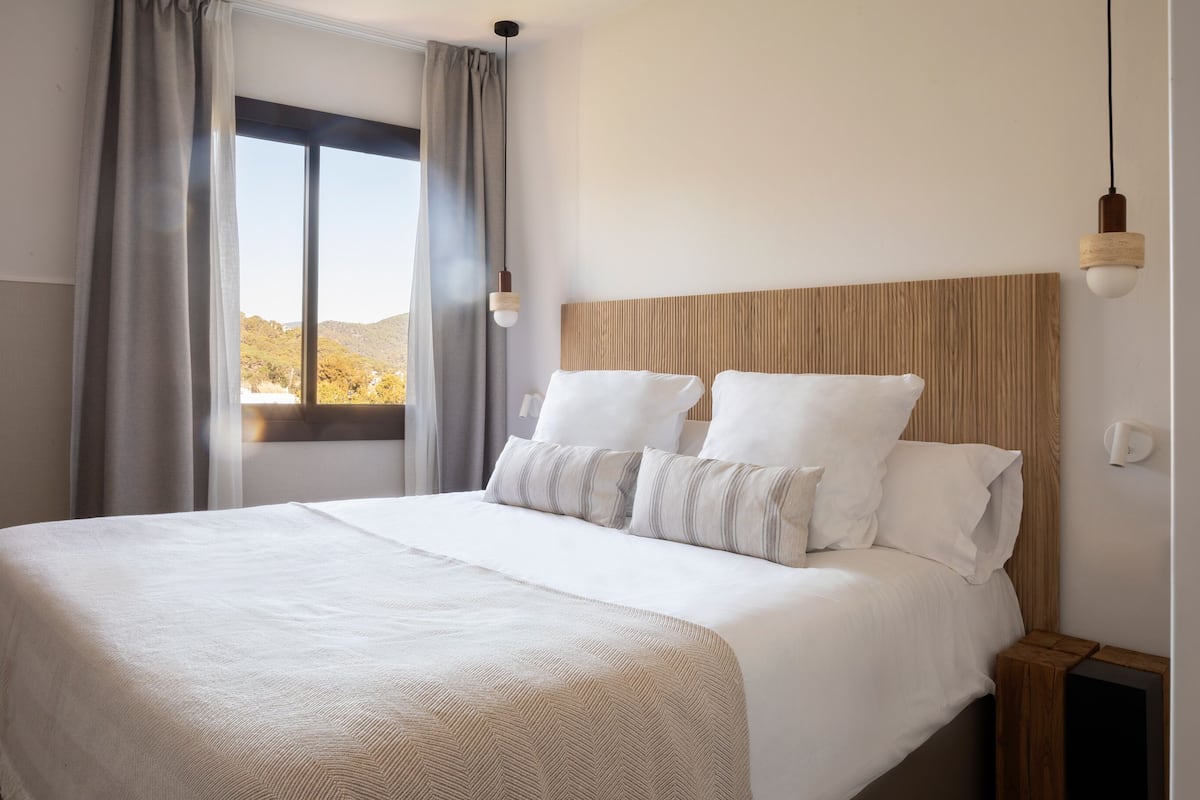 Apartment, 1 Bedroom | In-room safe, iron/ironing board, free WiFi, bed sheets