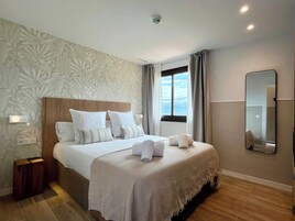 Apartamento Premium, 1 habitación, terraza, vistas al mar | Caja fuerte, tabla de planchar con plancha, wifi gratis y ropa de cama