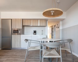 Duplex - 1 sovrum - terrass - havsutsikt | Eget kök | Kylskåp, mikrovågsugn, spishäll och diskmaskin