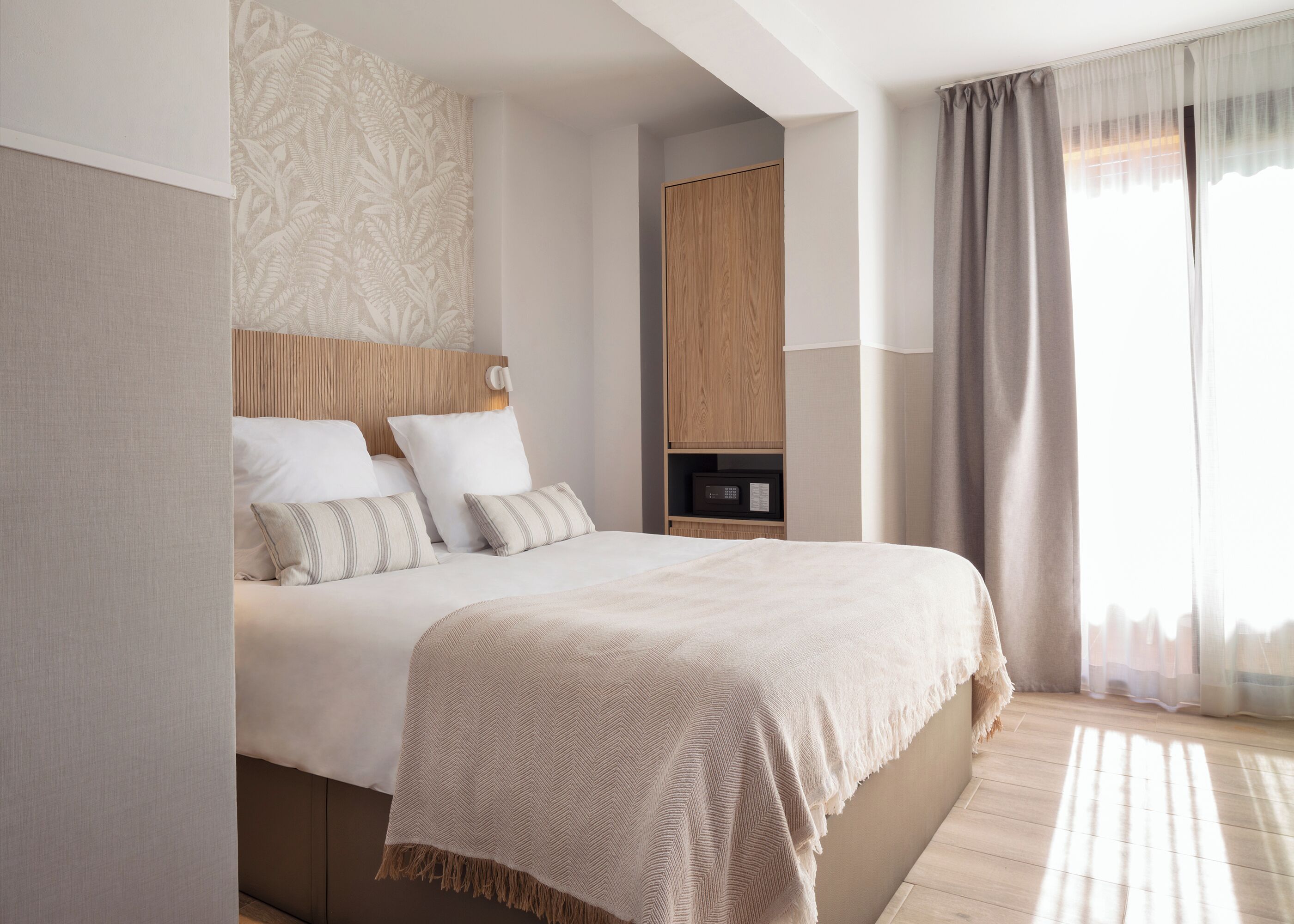 Estudio | Caja de seguridad en la habitación y tabla de planchar con plancha 