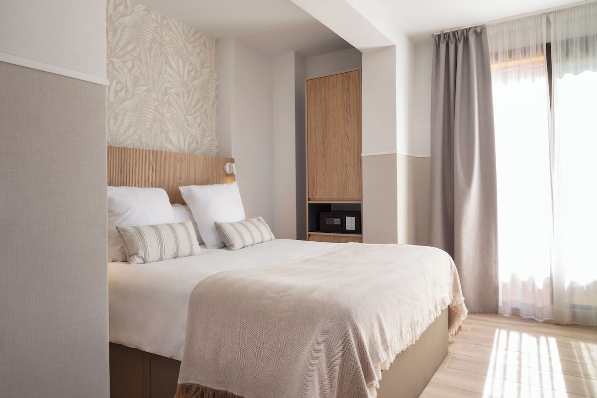 Estudio | Caja de seguridad en la habitación y tabla de planchar con plancha