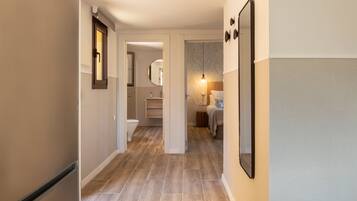 Apartamento, 2 habitaciones, terraza, vistas al mar | Caja fuerte, tabla de planchar con plancha, wifi gratis y ropa de cama
