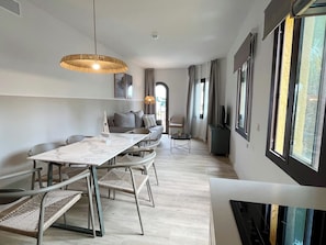 Apartment, 2 Schlafzimmer, Terrasse, Meerblick | Wohnbereich