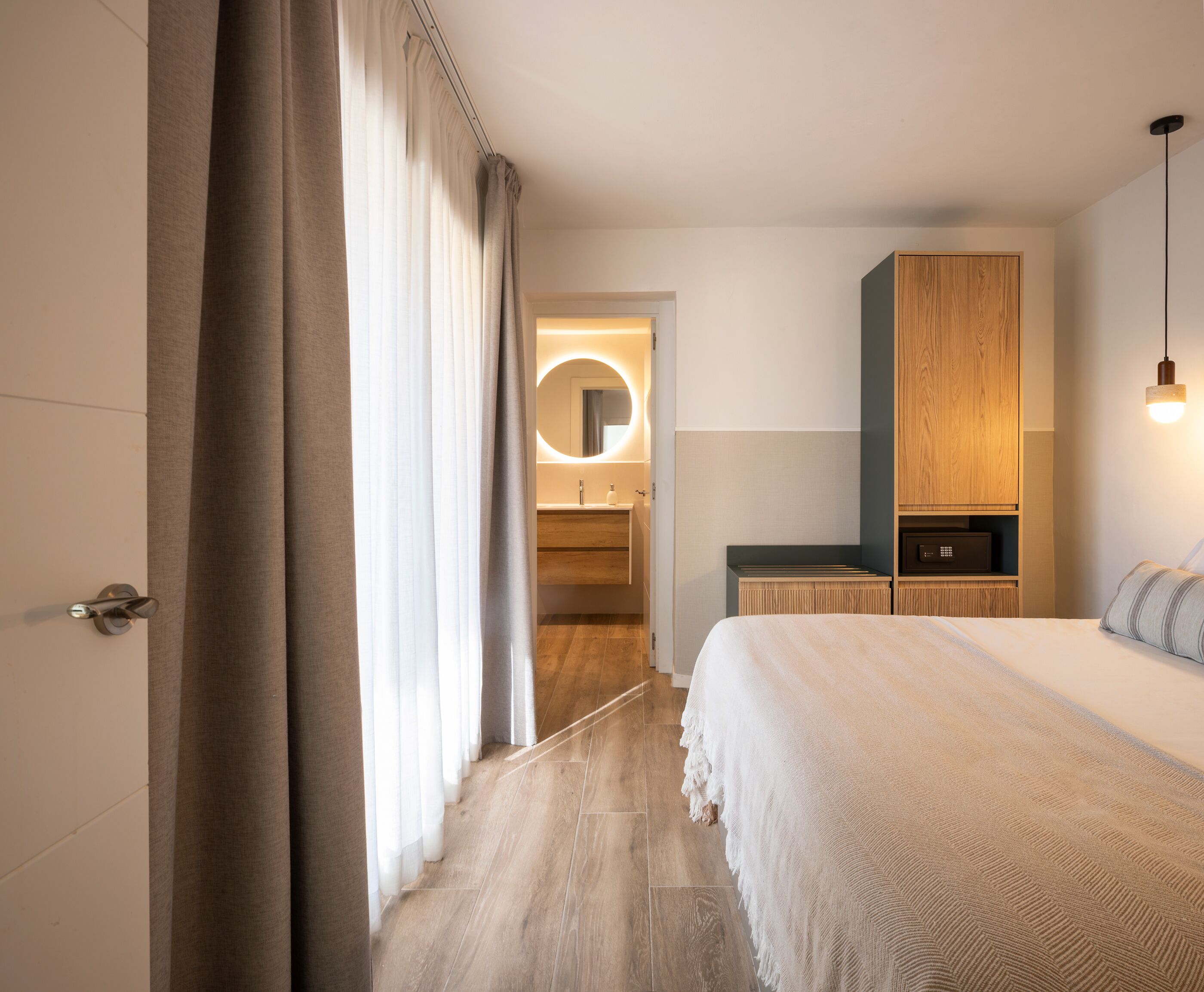 Appartement, 1 slaapkamer, terras, uitzicht op zee | Een kluis op de kamer, een strijkplank/strijkijzer, gratis wifi