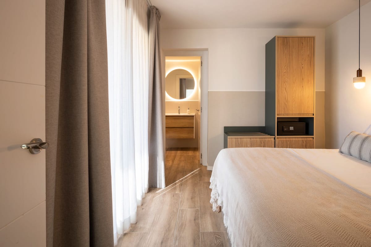 Appartement, 1 slaapkamer, terras, uitzicht op zee | Een kluis op de kamer, een strijkplank/strijkijzer, gratis wifi