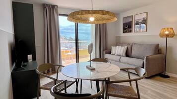 Premium appartement, 1 slaapkamer, terras, uitzicht op zee | Woonruimte