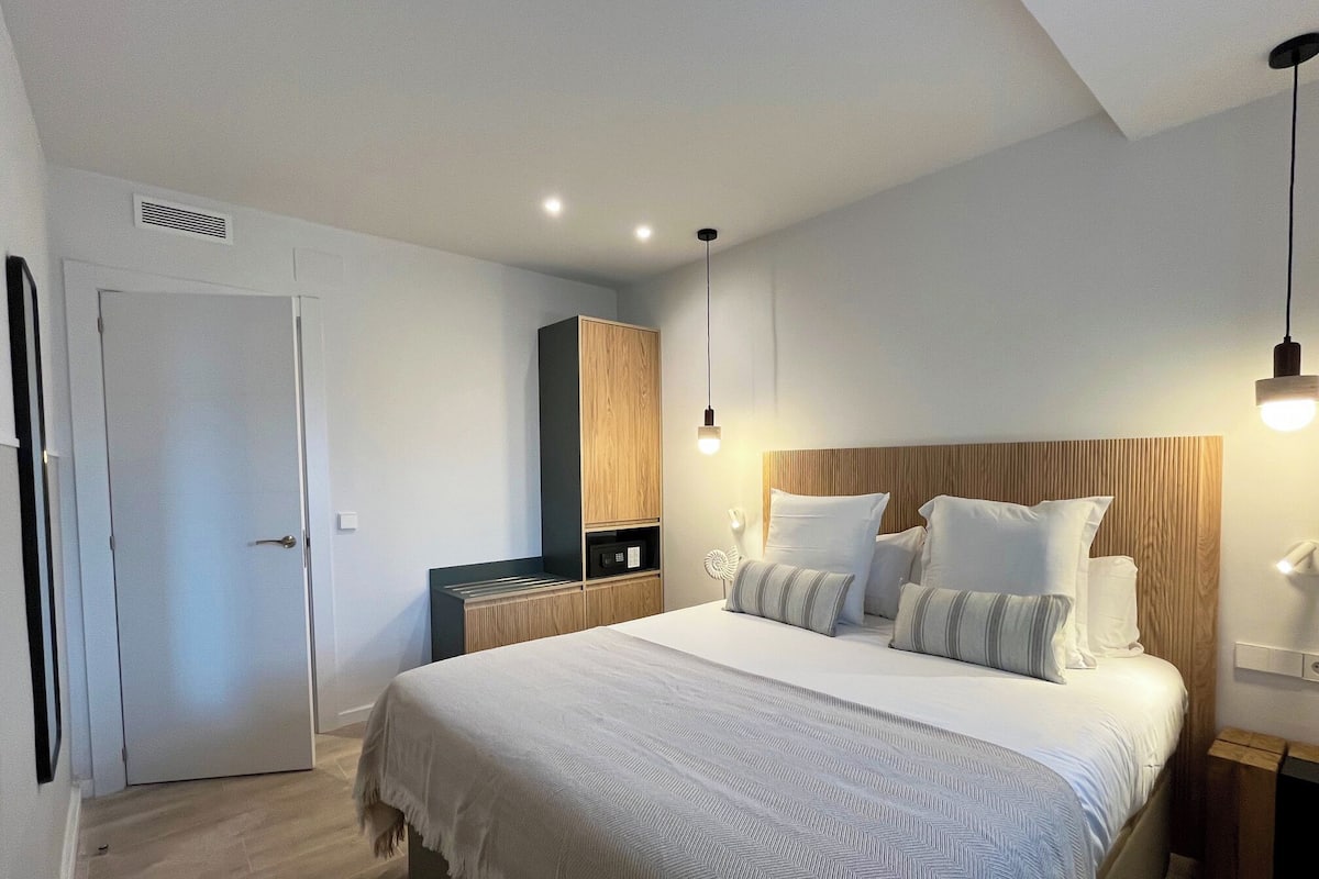 1 bedroom, in-room safe, iron/ironing board, free WiFi