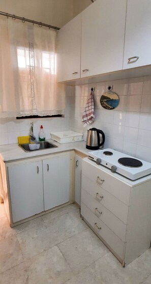 Fridge, microwave, stovetop, coffee/tea maker