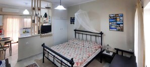 1 habitación, tabla de planchar con plancha y cuna de viaje 