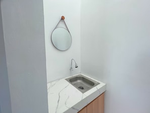 Suíte conforto, vista para a cidade | Cozinha privada | Lava-louças, cafeteira/chaleira, chaleira elétrica