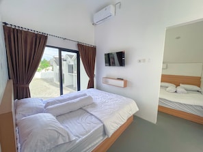 Phòng Suite tiện nghi đơn giản, quang cảnh thành phố | Nệm cao su hoạt tính (memory foam), bàn