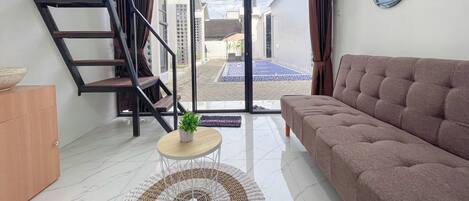 Lit avec matelas en mousse à mémoire, bureau