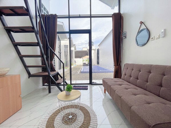 Busa memori, meja kerja, ruang kerja ramah laptop, dan Wi-Fi gratis