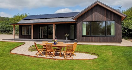 2-bed Eco Friendly Home - Sleeps 4 - Parking