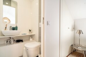 Dusche, Haartrockner, Handtücher, Toilettenpapier