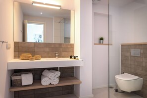 Haartrockner, Handtücher, Seife, Shampoo