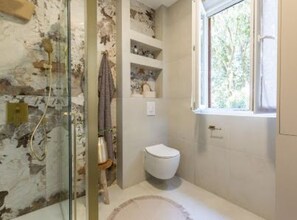 Apartment (Two Bedroom Apartment) | Bathroom | Shower, towels - Casa San Antonio (Rovinj)