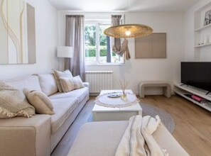Appartement (Two Bedroom Apartment) | Salle de séjour | Télévision à écran plat de 32 pouces avec chaînes par satellite