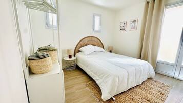 3 bedrooms, travel crib, WiFi, bed sheets