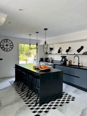 Fridge, oven, stovetop, dishwasher