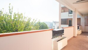 A balcony with a view of trees and buildings. - Pandolfi House - apartment with parking space (Pescara)