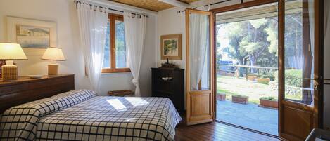 Iron/ironing board, free WiFi, bed sheets