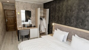 6 bedrooms, WiFi, bed sheets