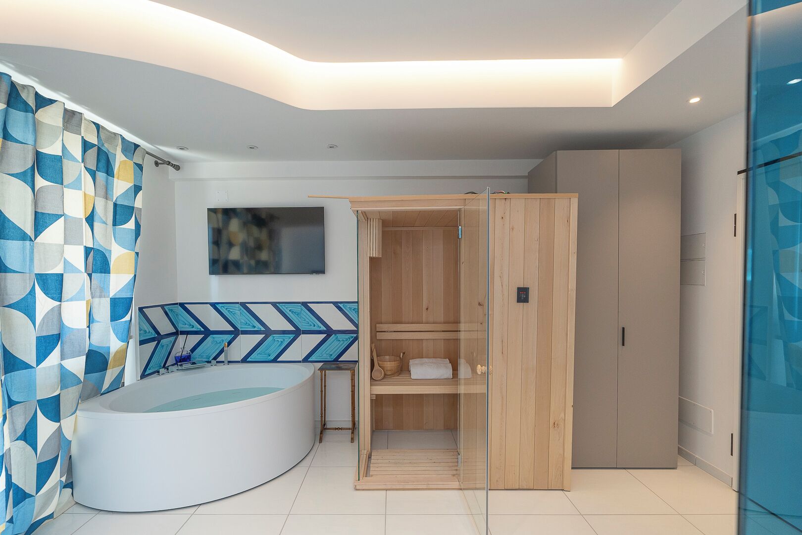 Ein modernes Badezimmer mit einer freistehenden Badewanne, einem Holzschrank und einer Duschkabine.