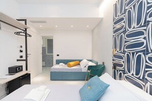 Superior driepersoonskamer, balkon | 1 slaapkamer, een kluis op de kamer, een bureau, gratis wifi