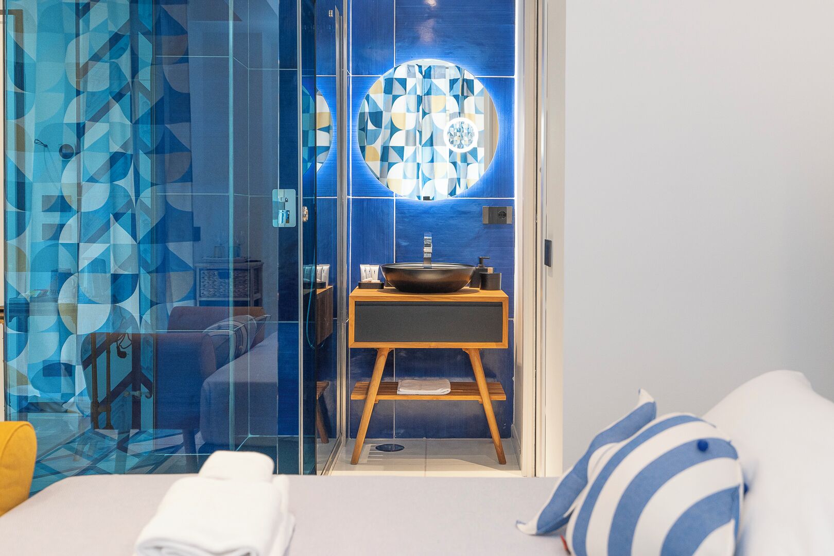 Luxe studio suite, balkon, uitzicht op zee | Een kluis op de kamer, een bureau, gratis wifi