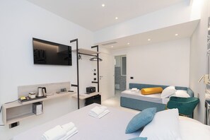 Superior driepersoonskamer, balkon | 1 slaapkamer, een kluis op de kamer, een bureau, gratis wifi
