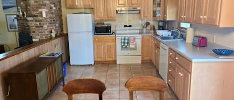 Microwave, stovetop, dishwasher, coffee/tea maker