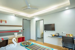 Habitación clásica doble, balcón, vistas a la ciudad | Mobiliario individual y sistema de insonorización